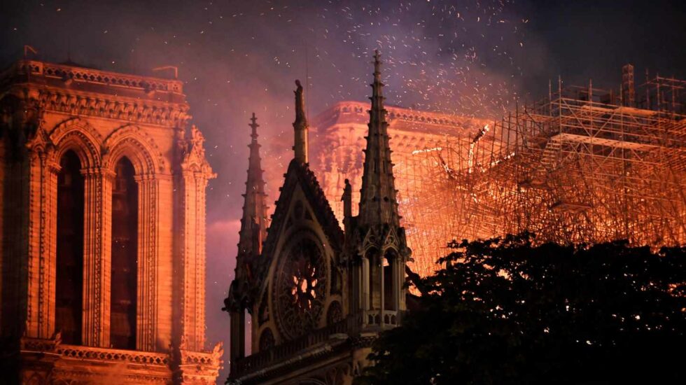 Arde la catedral de Notre-Dame, el corazón de Francia y de Europa