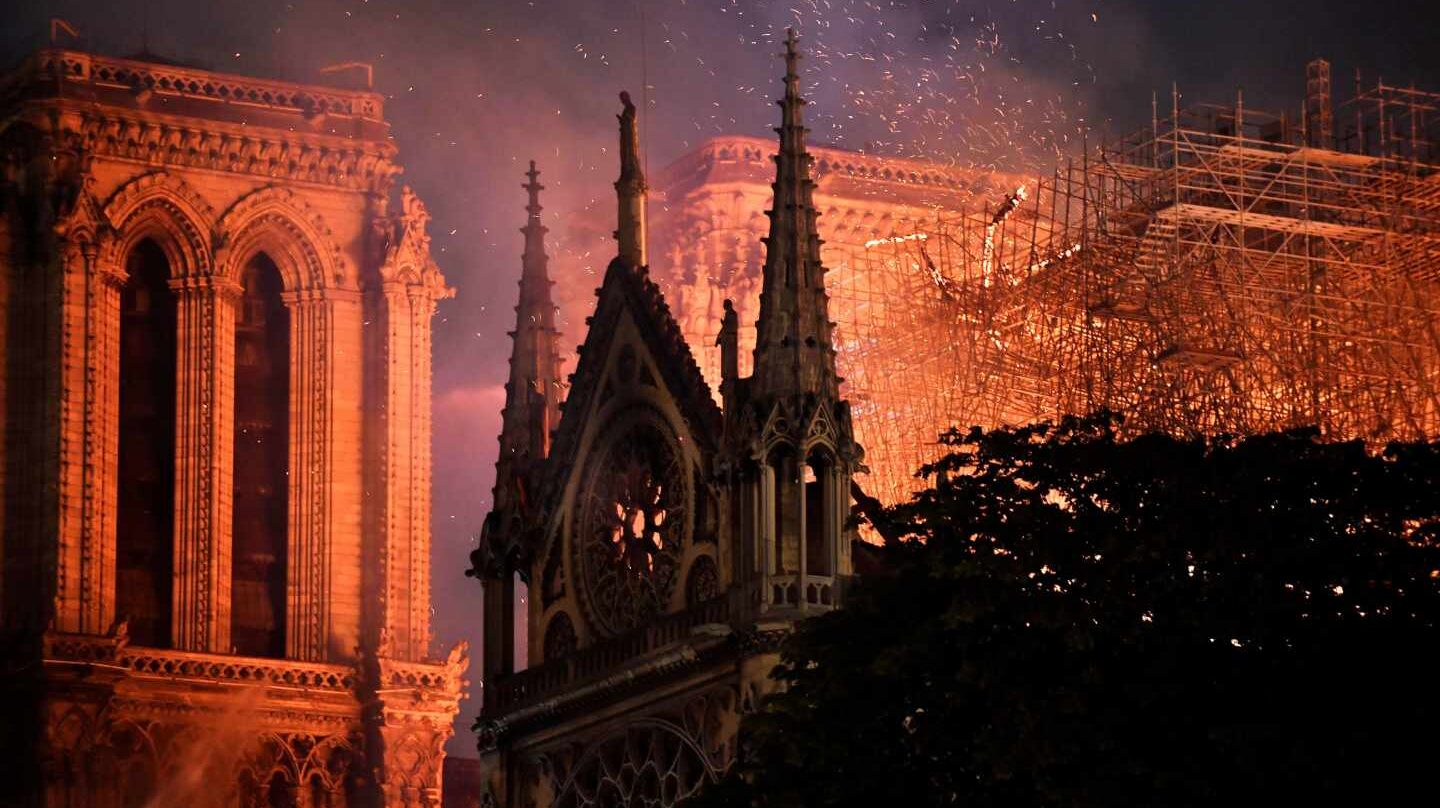 La catedral de Notre-Dame de París, en llamas.