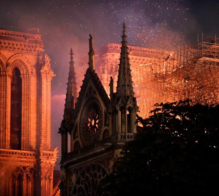 Arde Notre-Dame, el corazón de Francia y de Europa