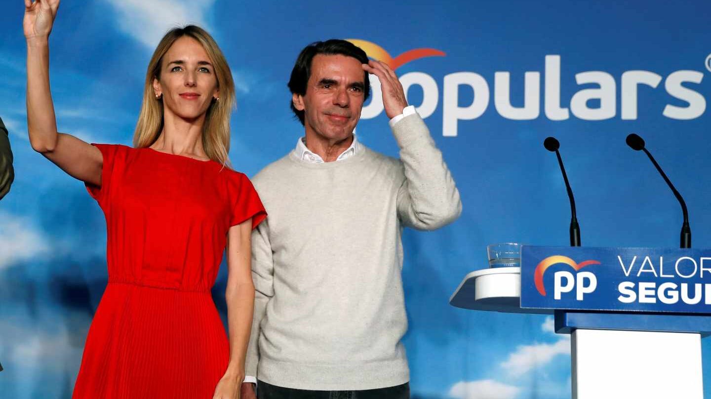 El expresidente del Gobierno y presidente de la Fundación FAES, José María Aznar (d), participa en un acto de campaña del Partido Popular, junto a la número uno al Congreso por Barcelona, Cayetana Álvarez de Toledo.