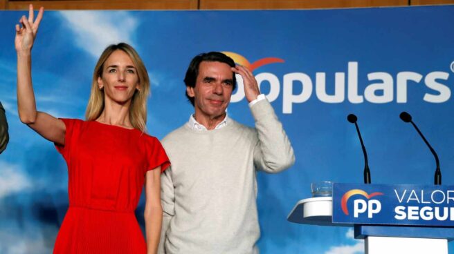 El expresidente del Gobierno y presidente de la Fundación FAES, José María Aznar (d), participa en un acto de campaña del Partido Popular, junto a la número uno al Congreso por Barcelona, Cayetana Álvarez de Toledo.