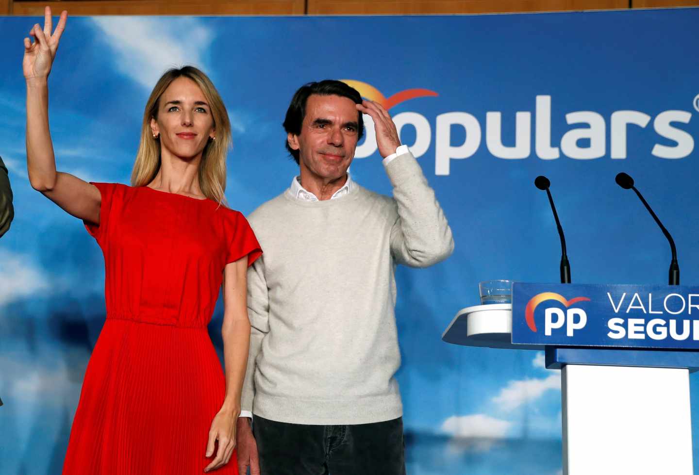 El expresidente del Gobierno y presidente de la Fundación FAES, José María Aznar (d), participa en un acto de campaña del Partido Popular, junto a la número uno al Congreso por Barcelona, Cayetana Álvarez de Toledo.