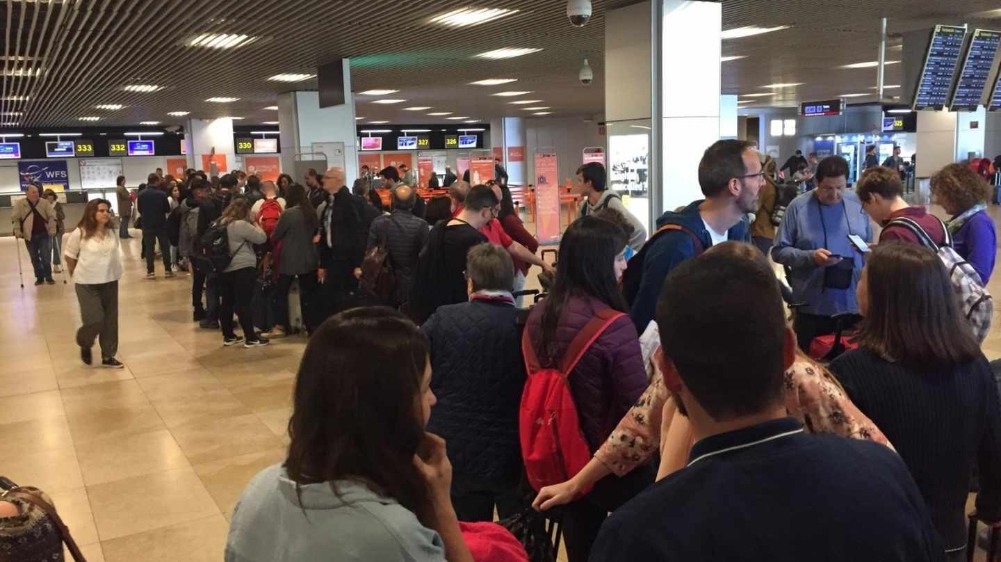 Largas colas en el aeropuerto de Madrid para pasar los controles de seguridad