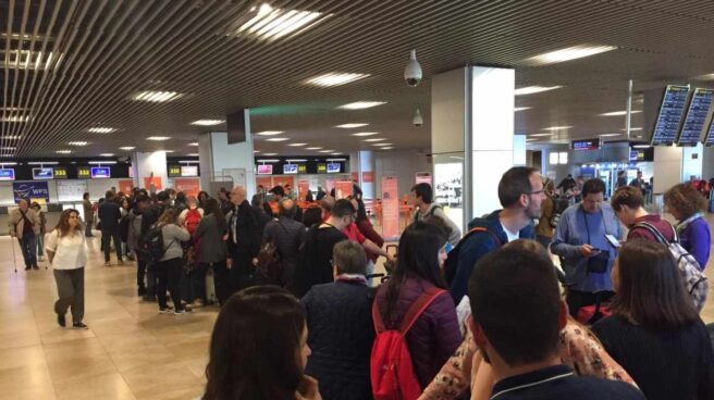 Largas colas en el aeropuerto de Madrid para pasar los controles de seguridad