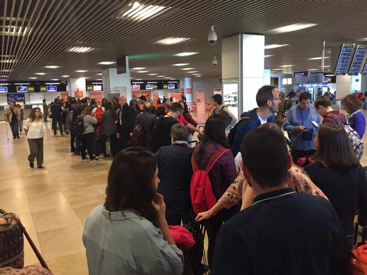 Largas colas en el aeropuerto de Madrid para pasar los controles de seguridad