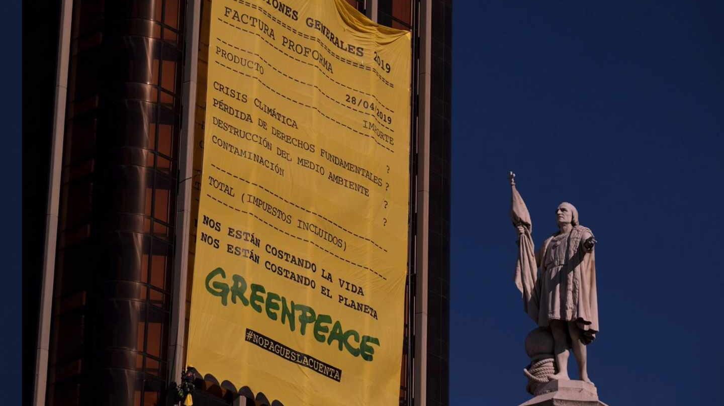 Pancarta de Greenpeace en la Torre de Colón