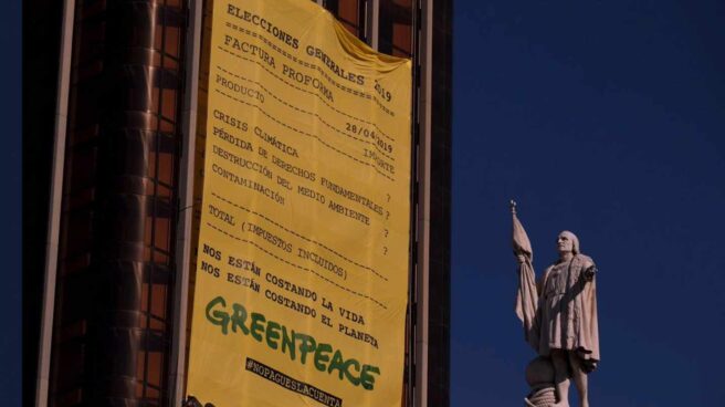 Pancarta de Greenpeace en la Torre de Colón
