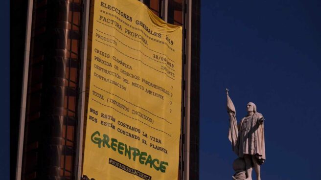 Pancarta de Greenpeace en la Torre de Colón Pancarta de Greenpeace en la Torre de Colón