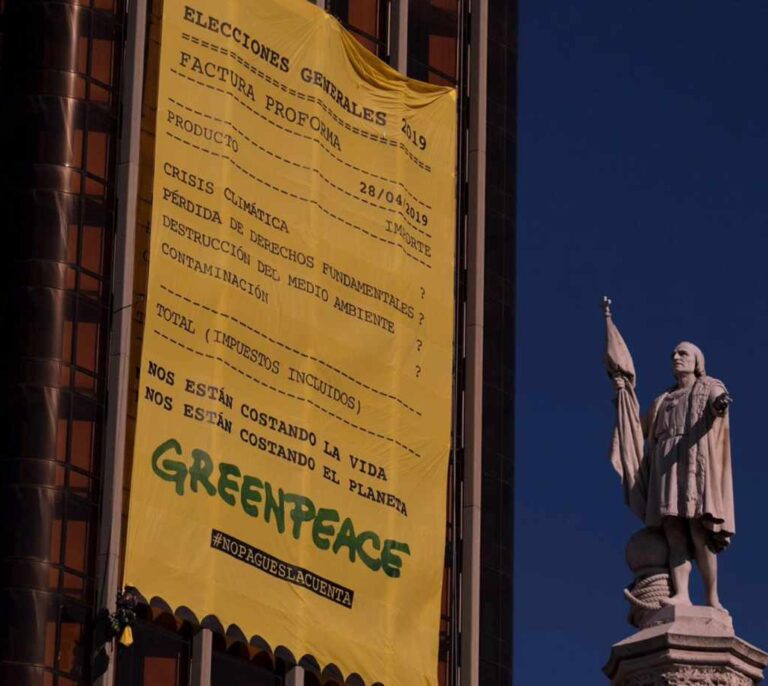 #NoPaguesLaCuenta: Greenpeace coloca una factura gigante en Colón