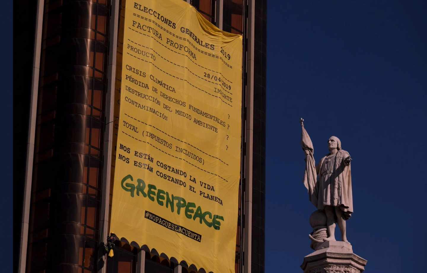 Pancarta de Greenpeace en la Torre de Colón