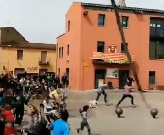 'Milagro' de Viernes Santo en Cornellà del Terri: un árbol gigante se desploma sobre la multitud