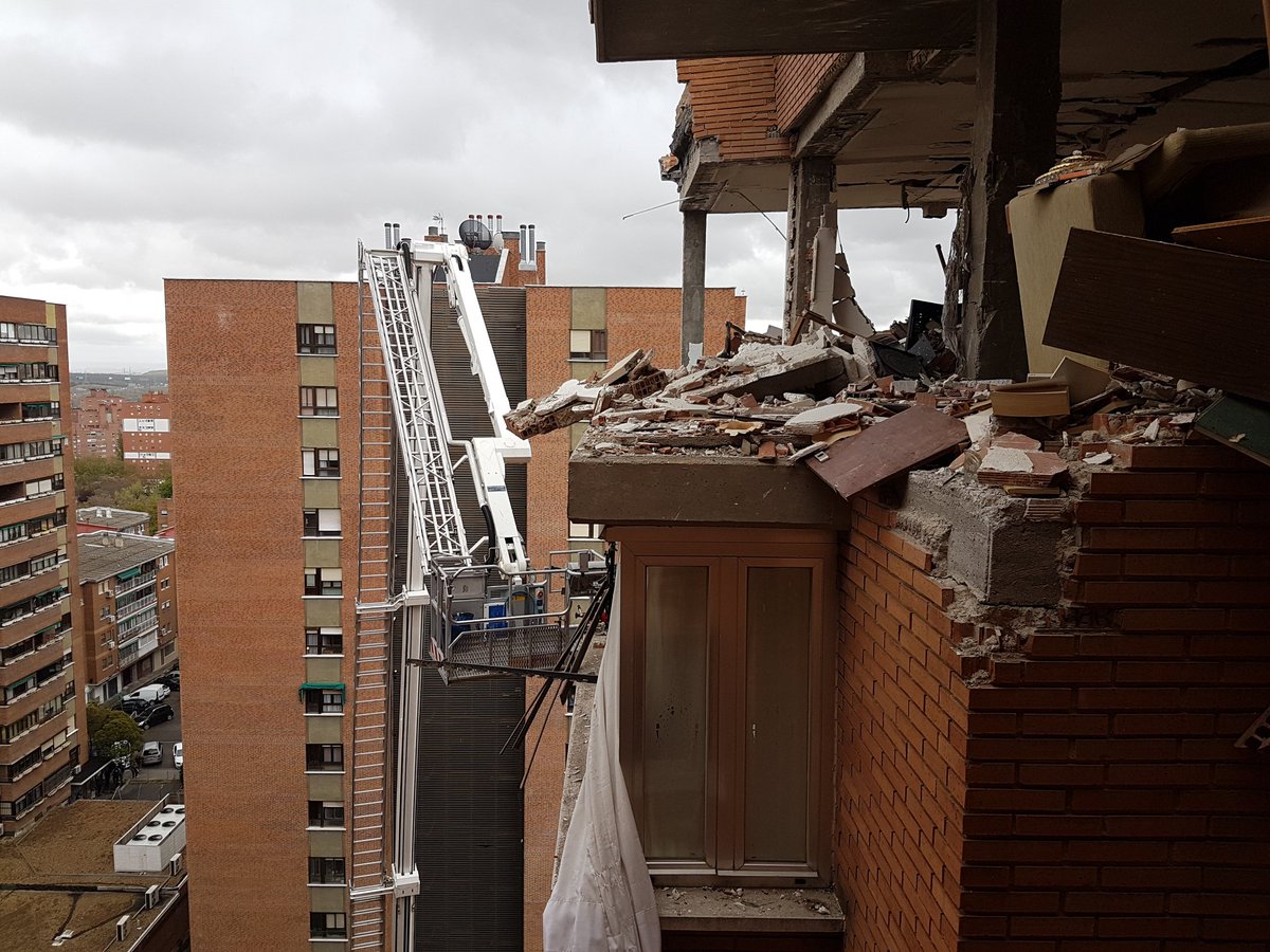 Edificio de Puente de Vallecas tras sufrir la explosión.