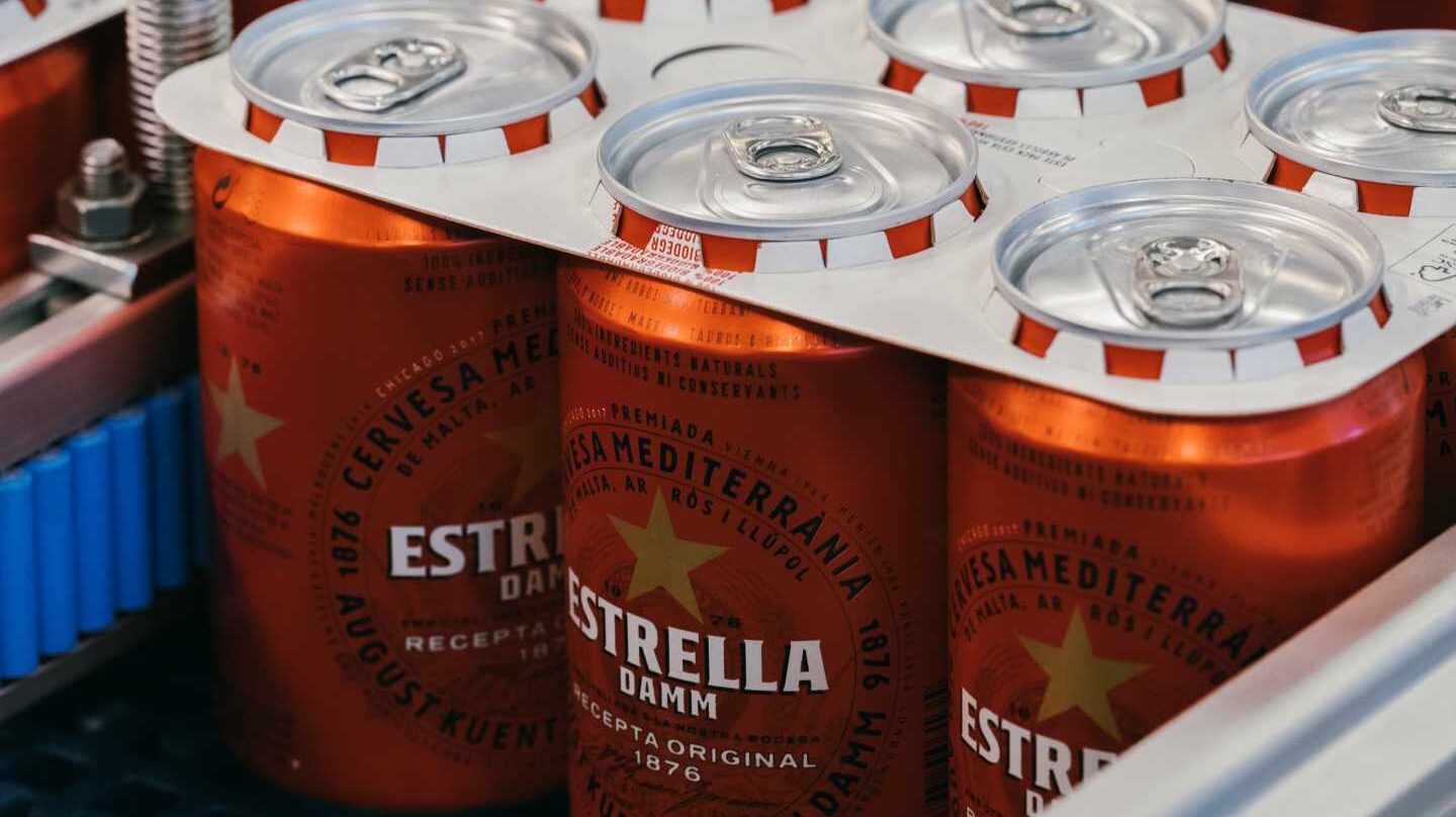 Los nuevos packs de latas libres de anillas de Estrella Damm.