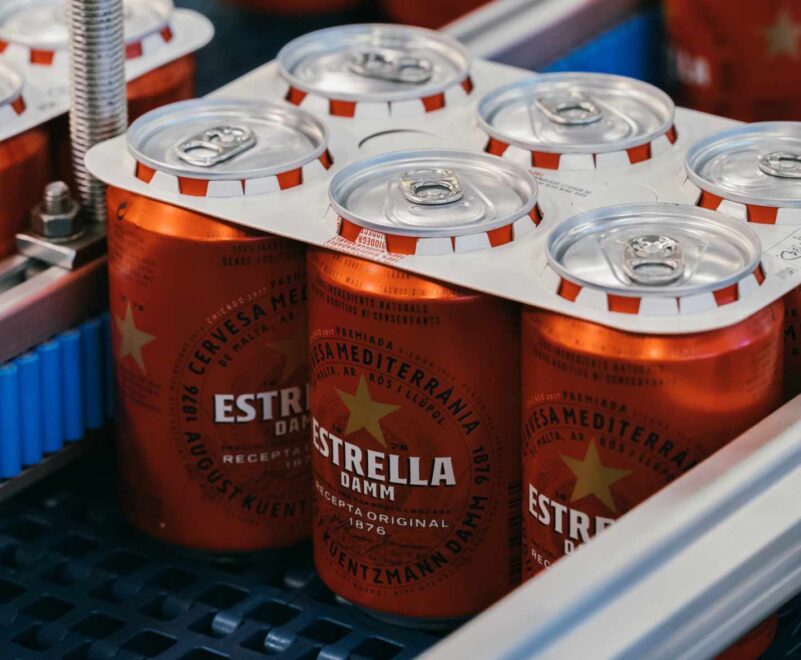 Los nuevos packs de latas libres de anillas de Estrella Damm.