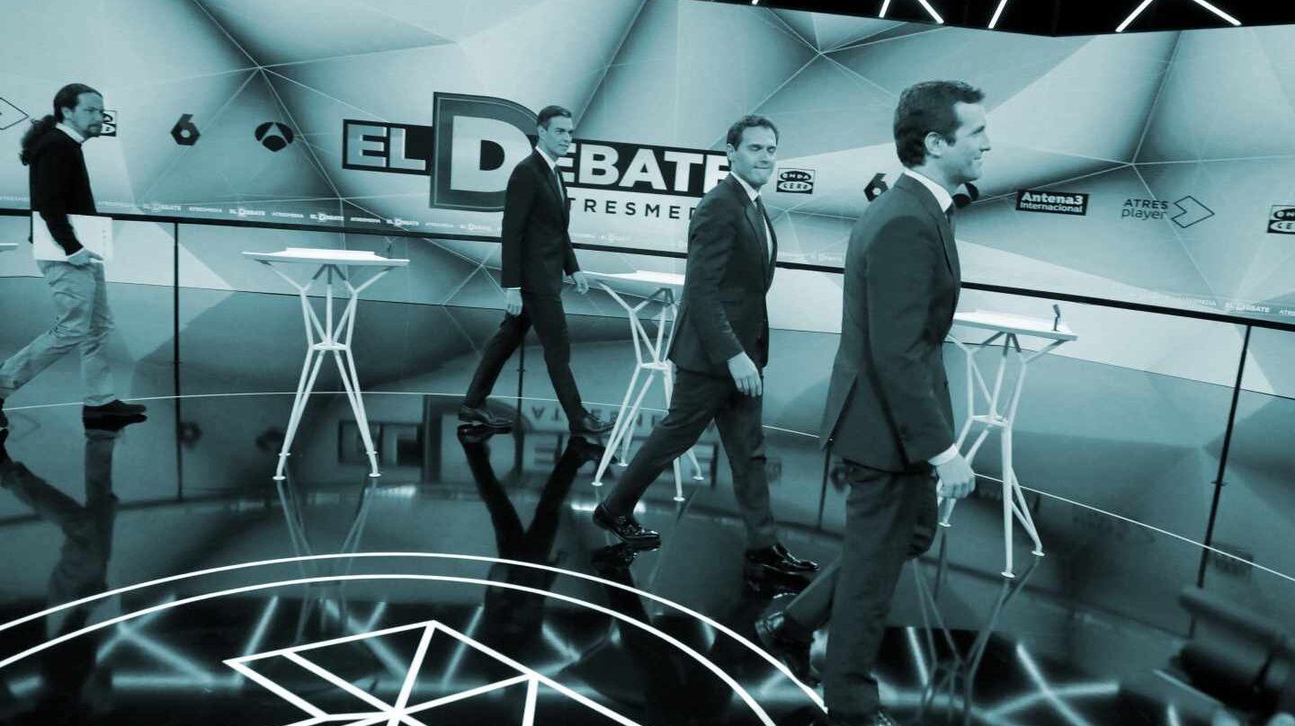 Los candidatos a presidir el Gobierno de España tras las elecciones generales, Pablo Casado (PP) (d); Pablo Iglesias (Unidas Podemos) (i); Pedro Sánchez (PSOE) (2i) y Albert Rivera (Cs) (2d), antes del inicio del segundo debate electoral a cuatro celebrado este martes en la sede de Atresmedia, en Madrid.