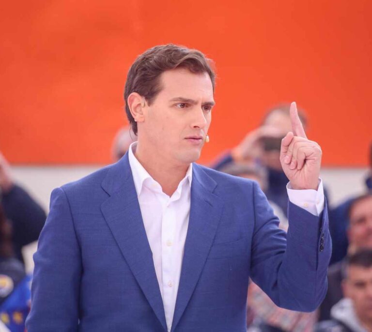 Ciudadanos carga ahora contra el PP y acusa a Casado de "tirar la toalla" con Sánchez