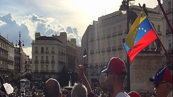 Cientos de personas han apoyado a Guaidó en Madrid