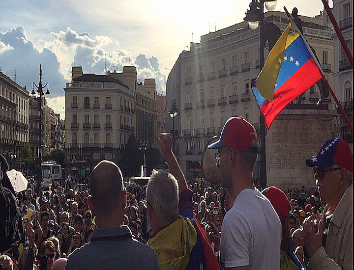Cientos de personas han apoyado a Guaidó en Madrid