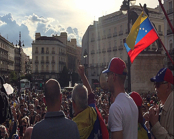 Cientos de personas han apoyado a Guaidó en Madrid