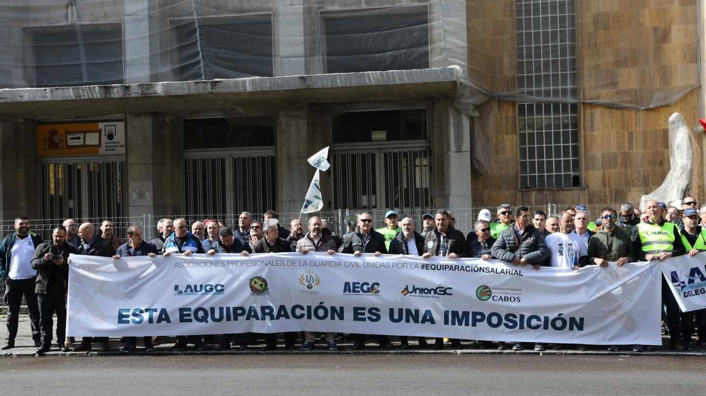 Guardias civiles protestan por el reparto de la equiparación salarial en 2019.