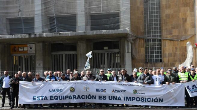 Policías aducen que guardias civiles tienen casa gratis en el reparto del dinero de la equiparación salarial Guardias civiles protestan por el reparto de la equiparación salarial en 2019.