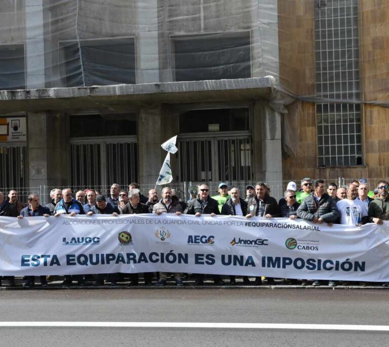 Guardias civiles retan a Marlaska a decir si se compromete con la equiparación salarial