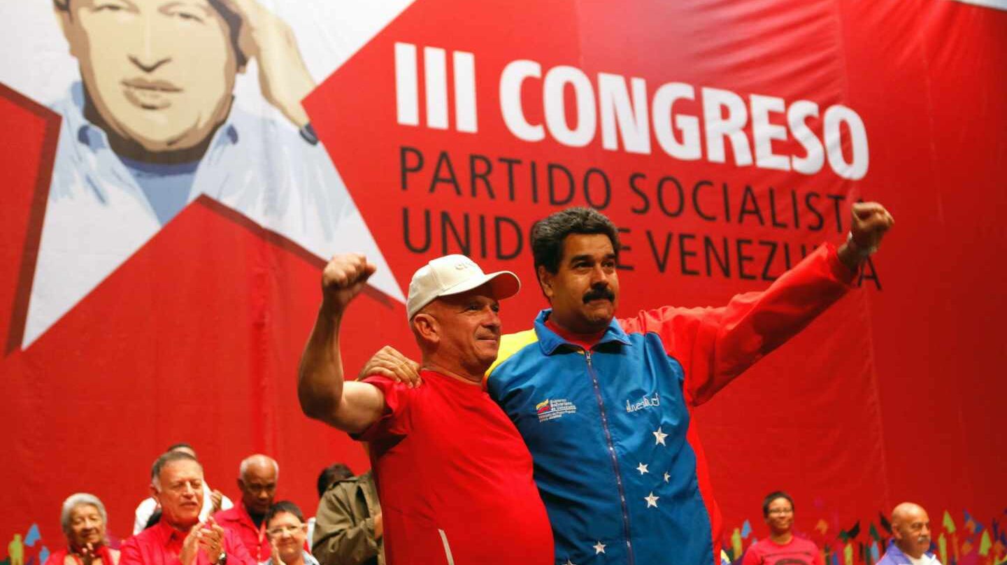 El ex jefe de la Inteligencia Militar Hugo Carvajal con el líder chavista Nicolás Maduro.