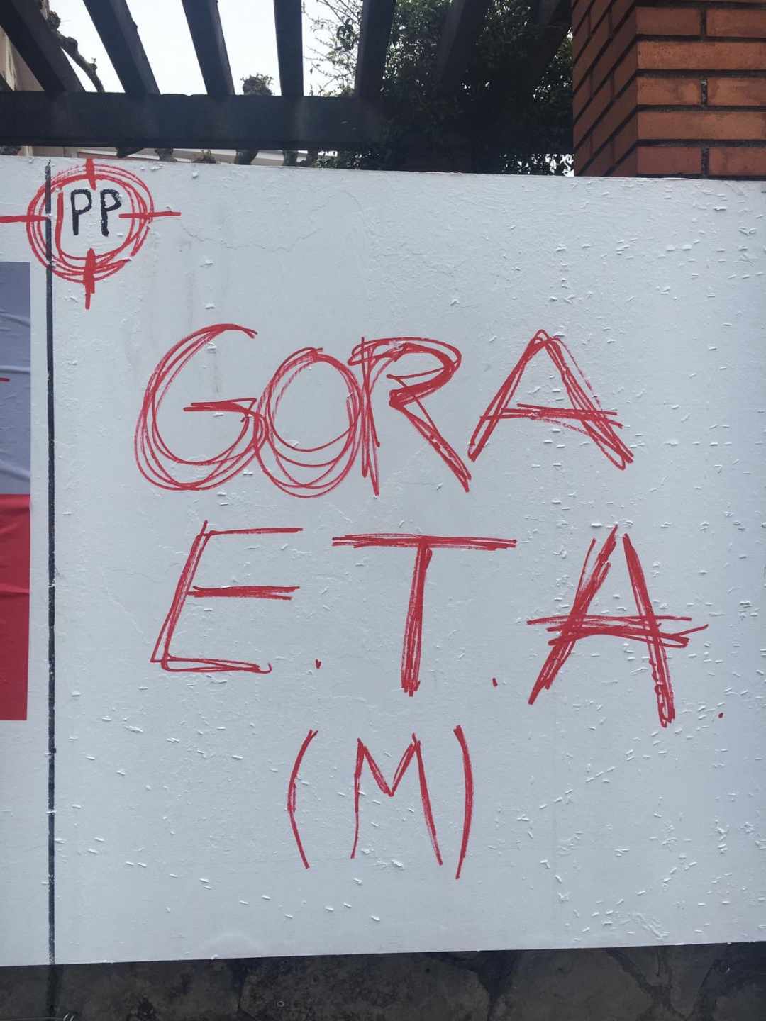Aparece una diana contra el PP junto a un 'Gora ETA' en Erandio