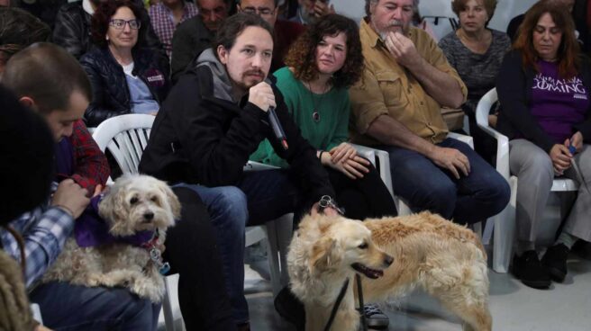 El candidato de Unidas Podemos a la presidencia del Gobierno, Pablo Iglesias (2i), participa en un acto contra el maltrato animal, este viernes en Madrid.