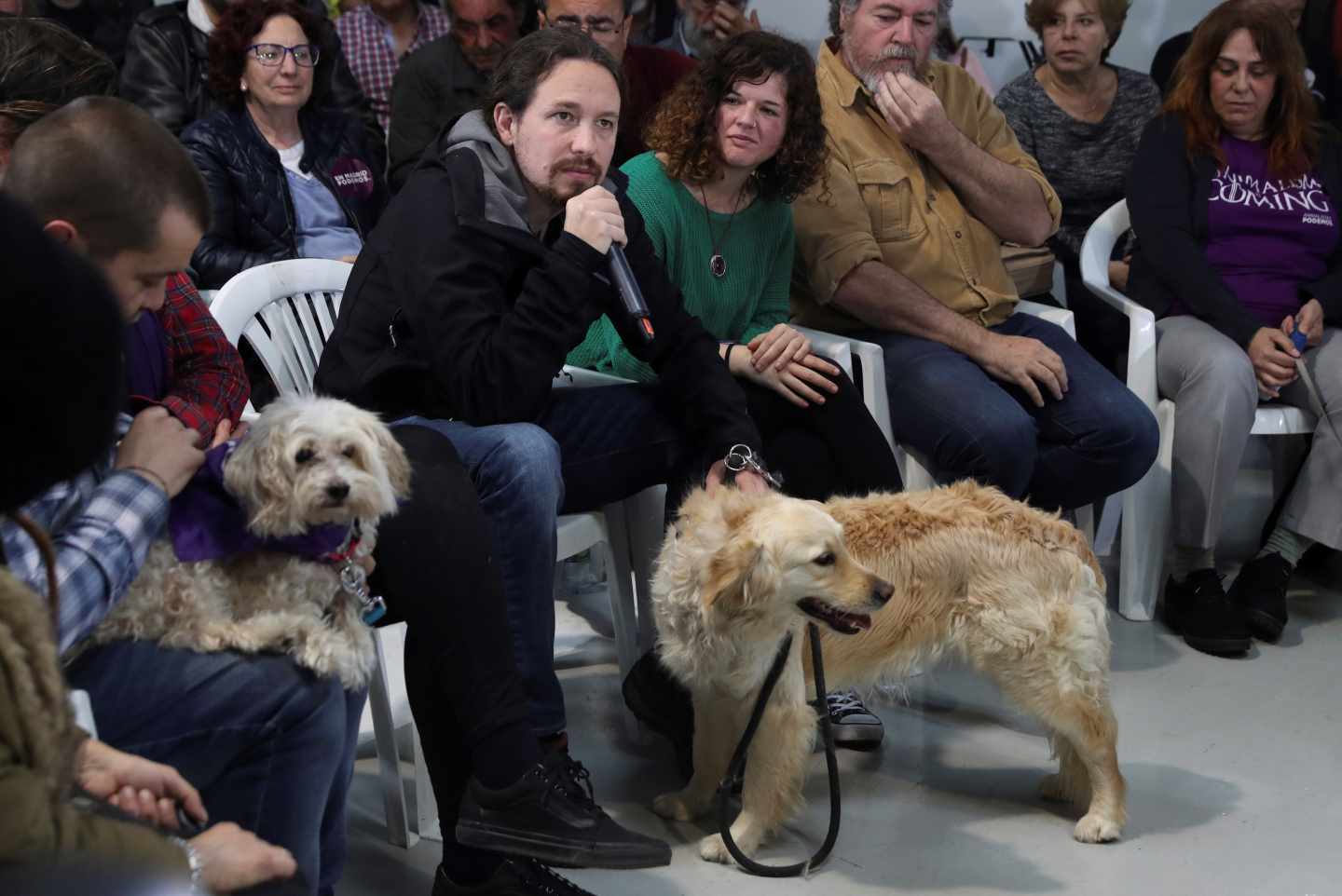 El candidato de Unidas Podemos a la presidencia del Gobierno, Pablo Iglesias (2i), participa en un acto contra el maltrato animal, este viernes en Madrid.