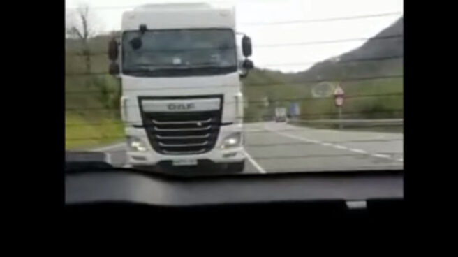 Angustioso vídeo de una familia que sufre el acoso de un camión en Belate (Navarra)