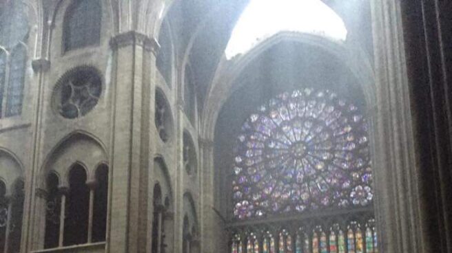 Imagen del rosetón principal de la catedral tras el incendio