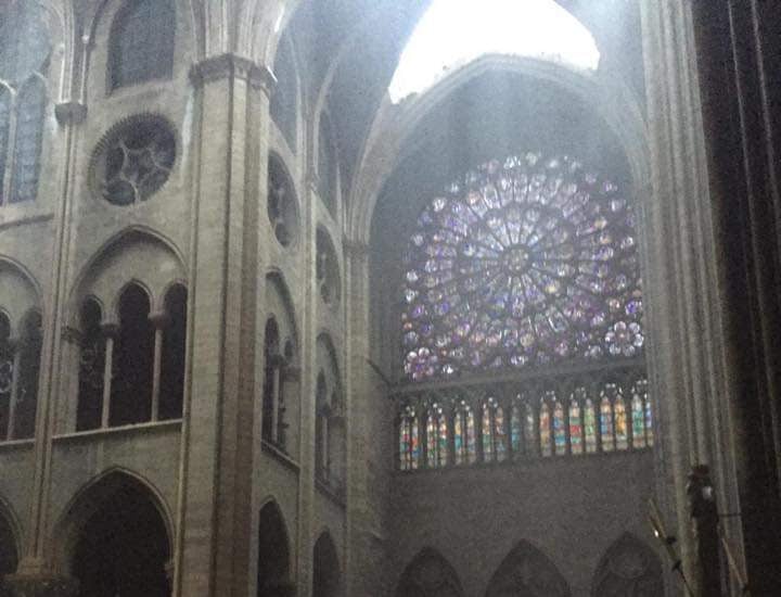 Imagen del rosetón principal de la catedral tras el incendio