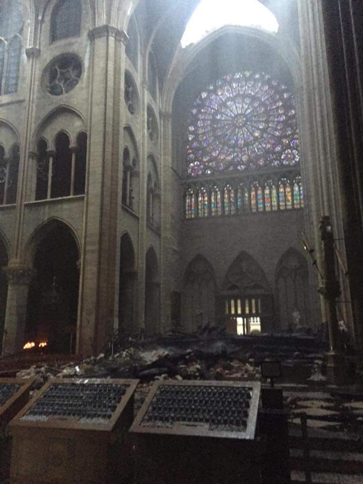Imagen del rosetón principal de la catedral tras el incendio