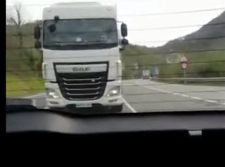 Angustioso vídeo de una familia que sufre el acoso de un camión en Belate (Navarra)