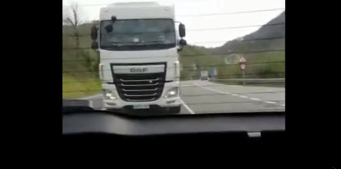 Angustioso vídeo de una familia que sufre el acoso de un camión en Belate (Navarra)