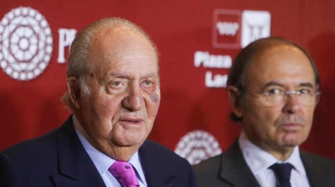 Don Juan Carlos, en un acto público junto a Pío García Escudero. El Rey Hemérito ha sido intervenido de una lesión cutánea consecuencia de su exposición al sol