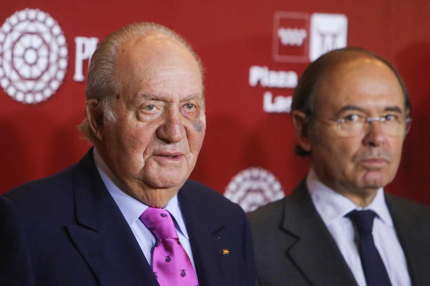 Don Juan Carlos, en un acto público junto a Pío García Escudero. El Rey Hemérito ha sido intervenido de una lesión cutánea consecuencia de su exposición al sol