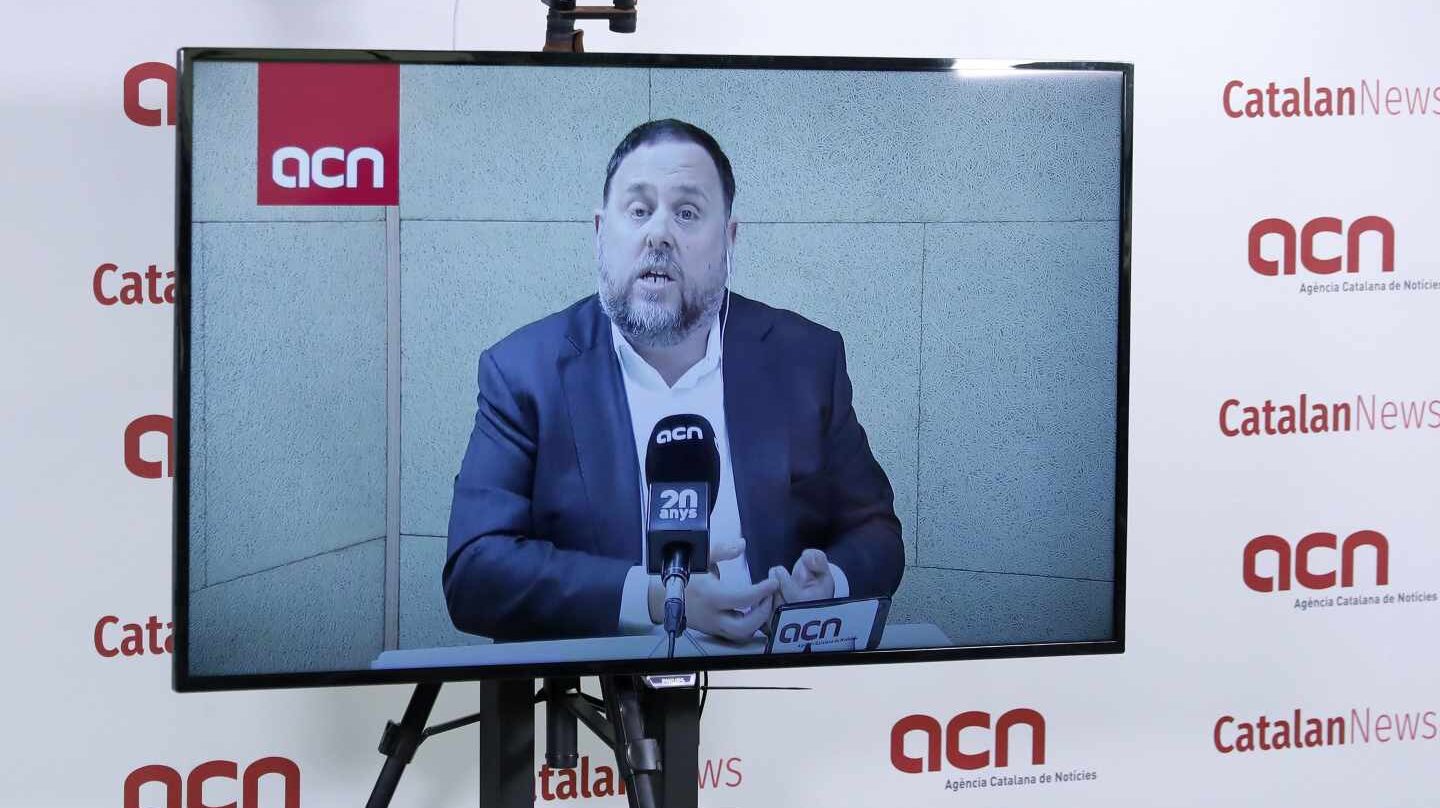 El exvicepresidente del Govern y actual cabeza de lista de ERC en las elecciones del 28A, Oriol Junqueras, ha afirmado este viernes que su partido no facilitará, poniendo líneas rojas al diálogo, un gobierno de extrema derecha, pero ha advertido al PSOE que "no regalará nada" y que "no renunciará al referéndum".En una rueda de prensa organizada por la Agencia Catalana de Notícies (ACN) y realizada mediante videoconferencia desde la prisión de Soto del Real (Madrid), Junqueras ha subrayado que ERC quiere ganar las elecciones para forzar el diálogo entre los gobiernos español y catalán y convertir el "nunca, nunca, nunca" de Pedro Sánchez a la autodeterminación en un "siempre, siempre, siempre".