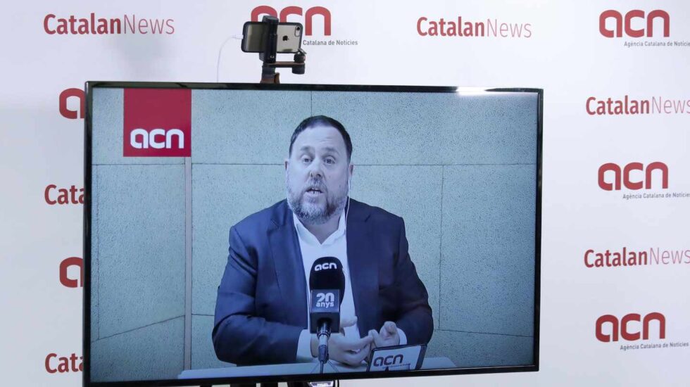 El exvicepresidente del Govern y actual cabeza de lista de ERC en las elecciones del 28A, Oriol Junqueras, ha afirmado este viernes que su partido no facilitará, poniendo líneas rojas al diálogo, un gobierno de extrema derecha, pero ha advertido al PSOE que "no regalará nada" y que "no renunciará al referéndum".En una rueda de prensa organizada por la Agencia Catalana de Notícies (ACN) y realizada mediante videoconferencia desde la prisión de Soto del Real (Madrid), Junqueras ha subrayado que ERC quiere ganar las elecciones para forzar el diálogo entre los gobiernos español y catalán y convertir el "nunca, nunca, nunca" de Pedro Sánchez a la autodeterminación en un "siempre, siempre, siempre".