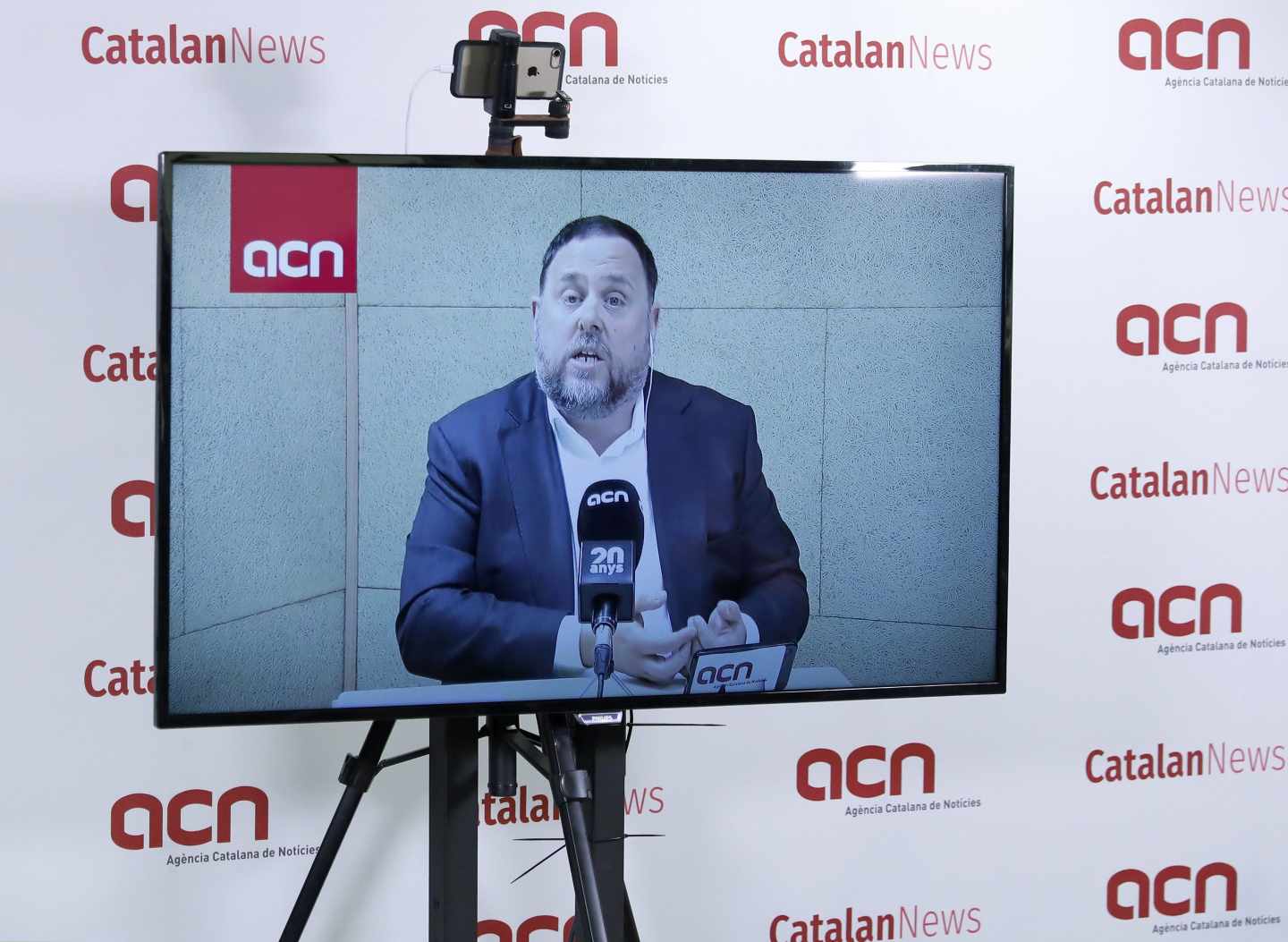 El exvicepresidente del Govern y actual cabeza de lista de ERC en las elecciones del 28A, Oriol Junqueras, ha afirmado este viernes que su partido no facilitará, poniendo líneas rojas al diálogo, un gobierno de extrema derecha, pero ha advertido al PSOE que "no regalará nada" y que "no renunciará al referéndum".En una rueda de prensa organizada por la Agencia Catalana de Notícies (ACN) y realizada mediante videoconferencia desde la prisión de Soto del Real (Madrid), Junqueras ha subrayado que ERC quiere ganar las elecciones para forzar el diálogo entre los gobiernos español y catalán y convertir el "nunca, nunca, nunca" de Pedro Sánchez a la autodeterminación en un "siempre, siempre, siempre".