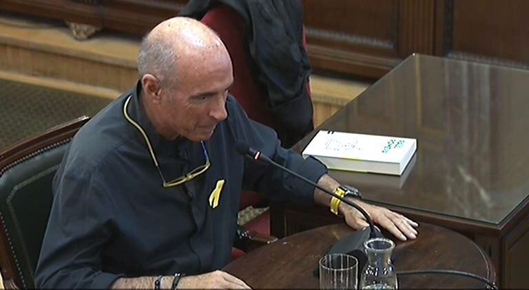 Llach dice que sugirió a los 'Jordis' subirse a los coches policiales en el escrache del 20S