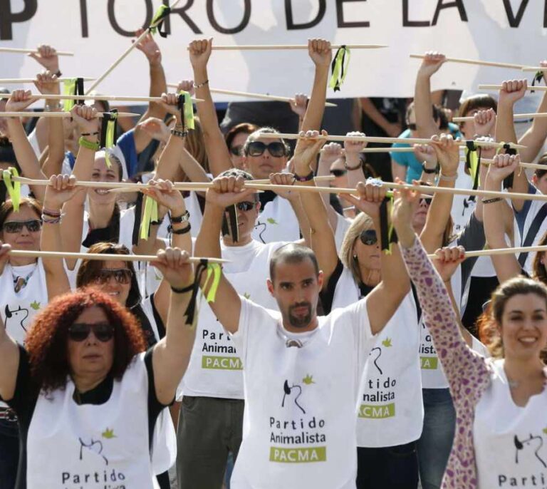 Pacma carga contra Vox: "Te crees patriota abanderando el discurso del miedo"