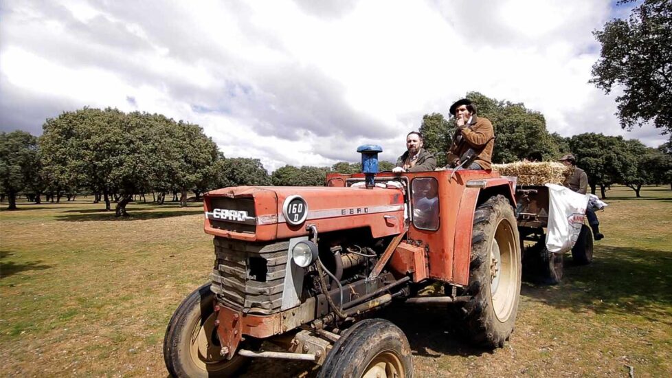 Abascal y Morante pasean con un tractor por el campo