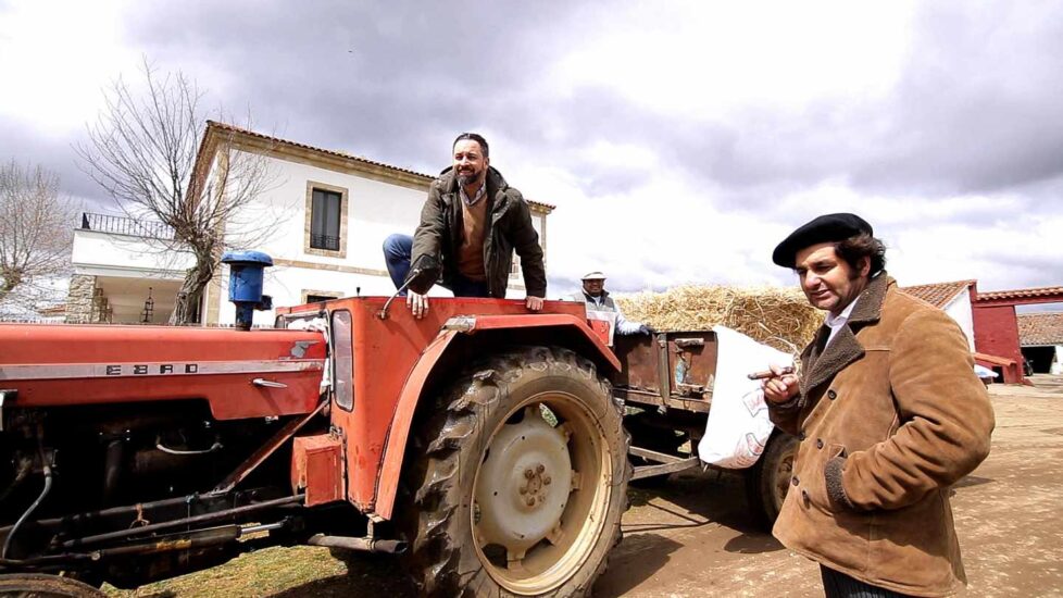 Abascal bromea mientras se baja del tractor