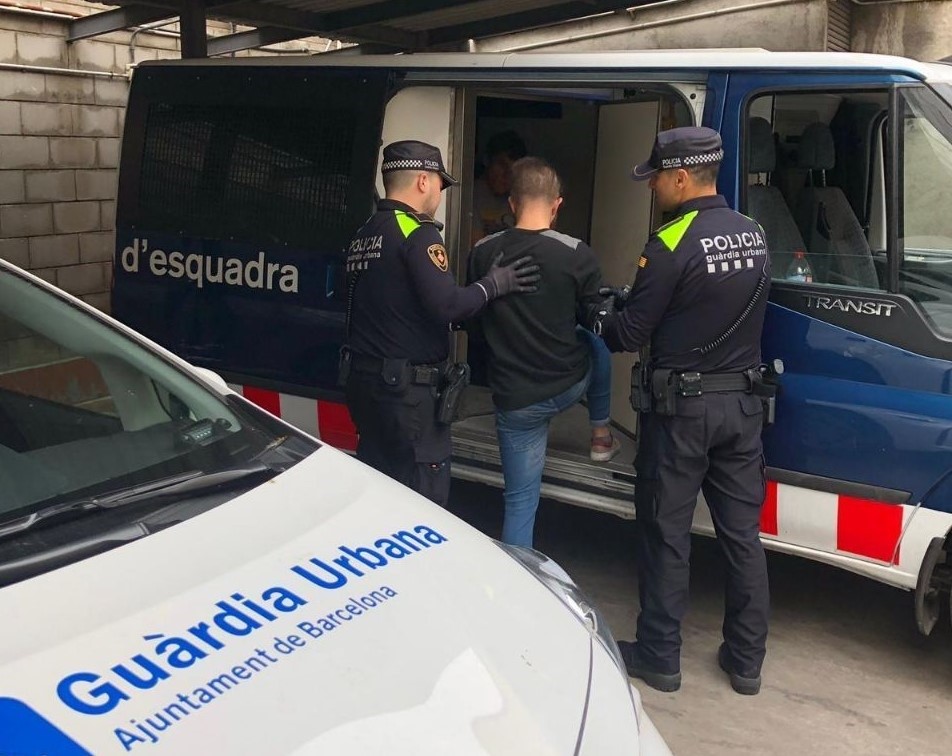 Detenidas 46 personas por guiar a turistas a clubes cannábicos ilegales en Barcelona