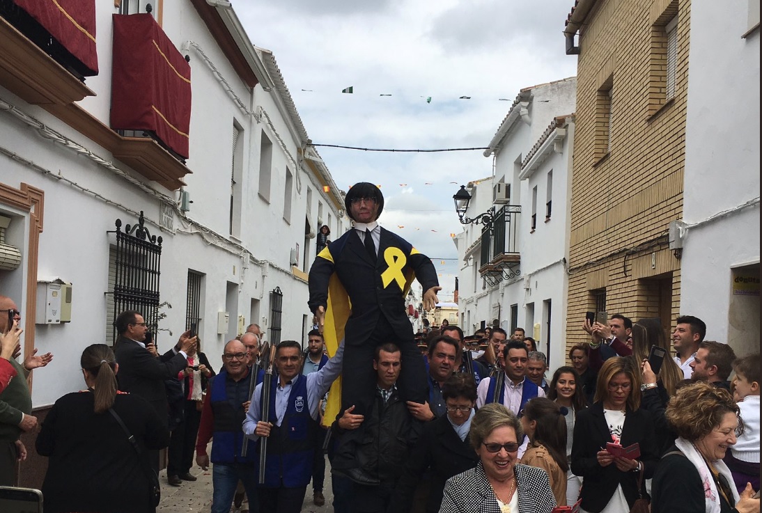 Muñeco de paja que representa a Carles Puigdemont en Coripe (Sevilla).