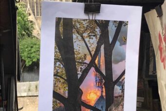 Fotografía del incendio de Notre-Dame a la venta en los puestos que bordean la catedral.