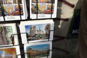 Postales de París a la venta en las inmediaciones de Notre-Dame.