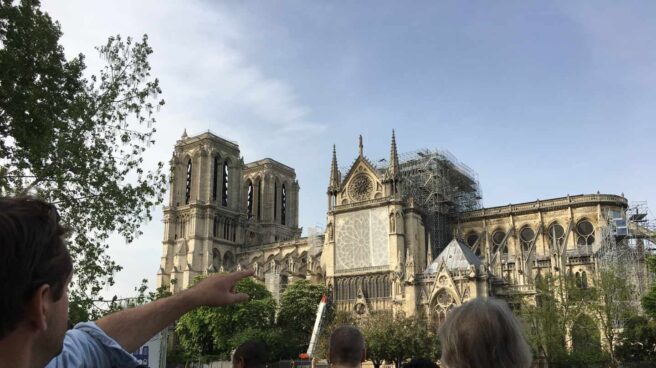 Los turistas se agolpan en el exterior de Notre-Dame para ver el efecto del incendio.